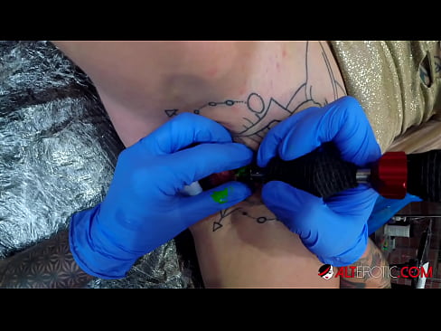 ❤️ Extremt tatuerade snyggingen Sully Savage fick en tatuering på sin klitoris ❤❌ Porno at sv.xxxdl.ru